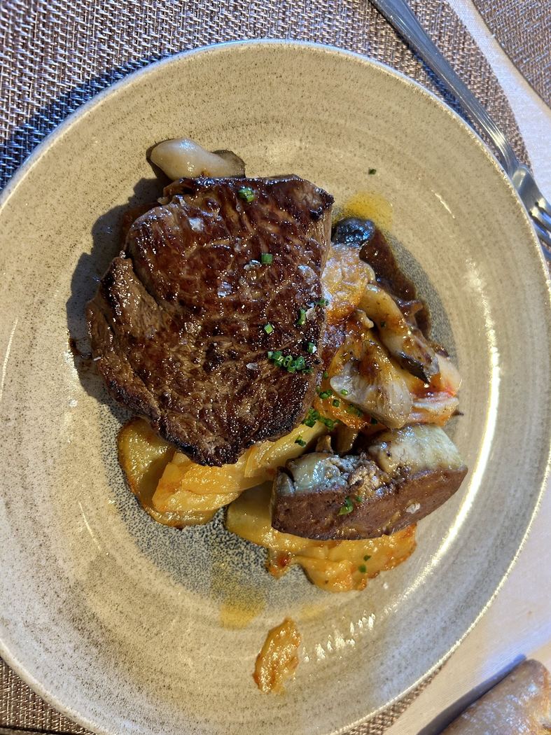 Solomillo a la parrilla acompañado de setas salteadas y patatas panaderas